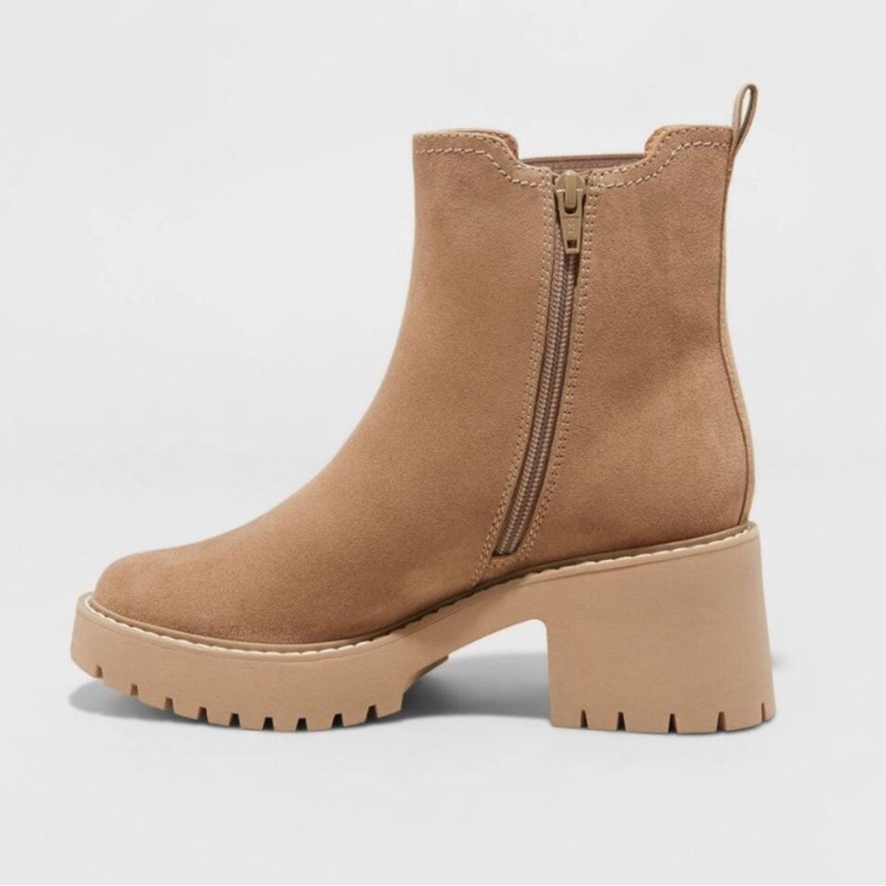 Women's Block Heel Chelsea Boots Faux
Suede Memory Foam Size 9.5 NWT - Picture 4 of 4